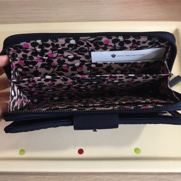 🎉HP🎉Vera Bradley Iconic Turnlock Wallet. - Picture 3 of 8